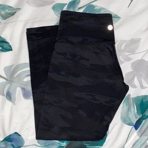 Black army lululemon Capri leggings